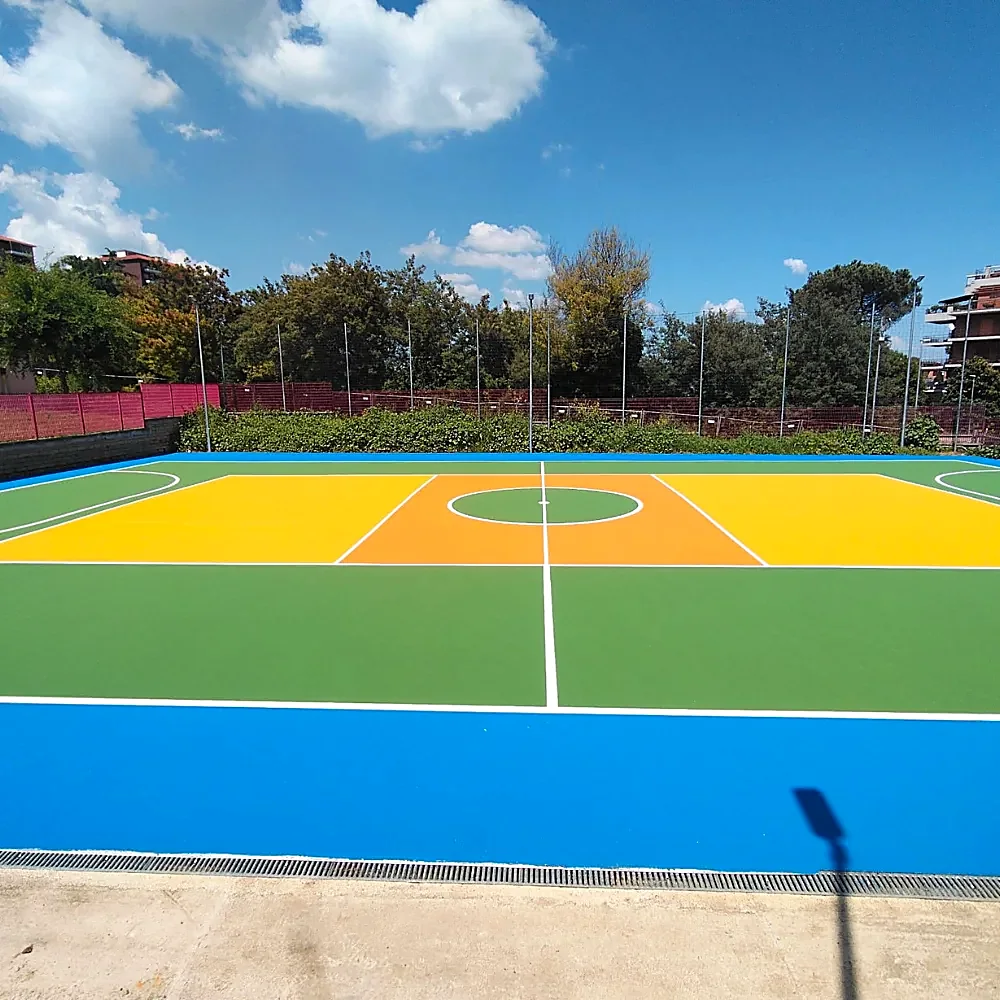 Campo polivalente colorato per basket e calcio