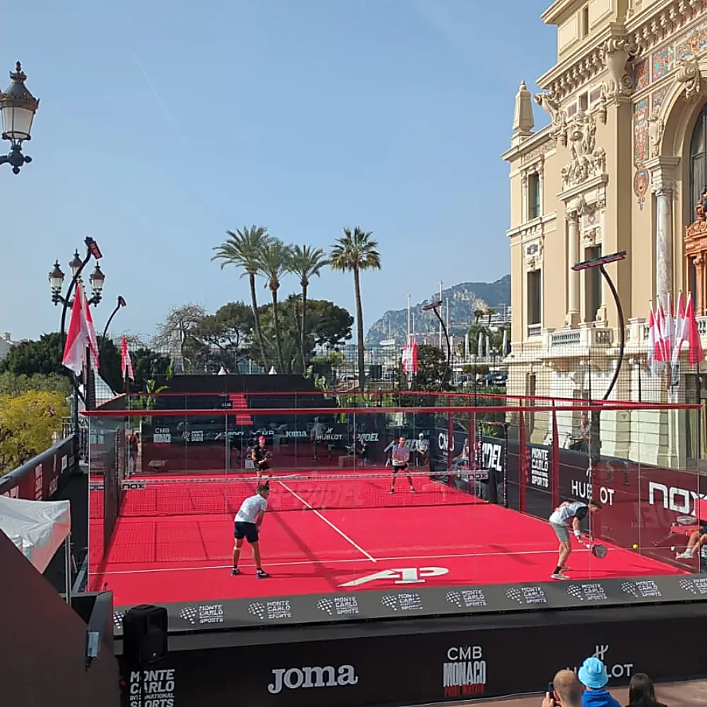 Campo da padel rosso allestito per un torneo